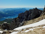 81 Canaloni, torrioni, lago, Alpi sullo sfondo